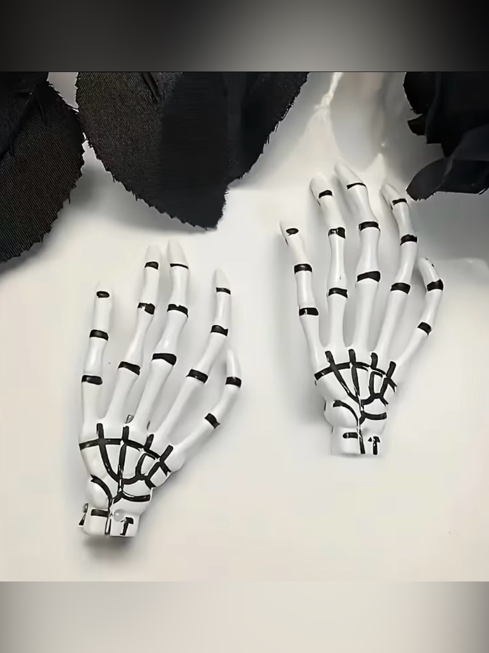 Set of skeleton 💀 hands hair clips - Picture 4 of 4